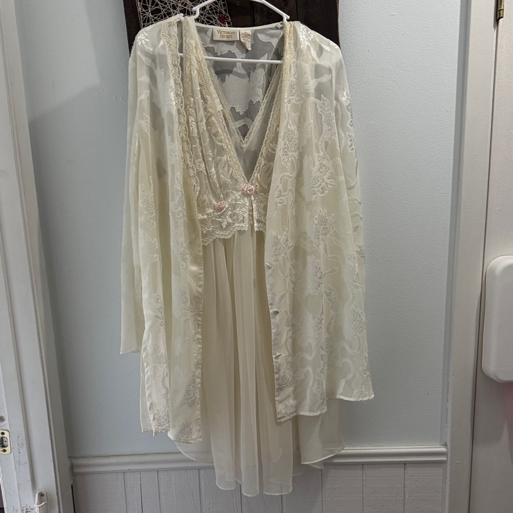 Vintage gold label Victoria’s Secret floral Cream Lace Robe and Nightgown Set
